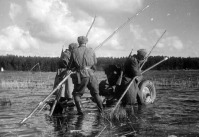 Войны (боевые действия) - Группа бойцов с Гвардии старшего сержанта В.И. Голышева с орудием форсирует реку Одер