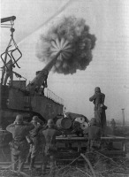 Войны (боевые действия) - Выстрел сверхтяжелого немецкого орудия 