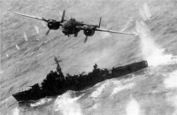 Войны (боевые действия) - Американский бомбардировщик В-25 проводит топмачтовую атаку японского сторожевика.