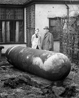 Войны (боевые действия) - Неразорвавшаяся немецкая парашютная бомба.в г Ливерпуле,Англия.