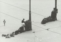 Войны (боевые действия) - Люди спасающиеся от немецких пуль.