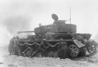 Войны (боевые действия) - Немецкие танкисты проводят ремонт ходовой части танка Pz Kpfw IV,поврежденного в бою возле Монте-Кассино,Италия.