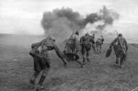 Войны (боевые действия) - Минометчики с 82-мм минометом меняют позицию под Сталинградом