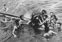 Войны (боевые действия) - Солдаты ДРВ вытаскивают Джона Маккейна из озера.