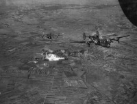 Войны (боевые действия) - Американские бомбардировщики В-24 атакуют железнодорожную станцию
