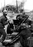 Войны (боевые действия) - Расчет легкого пехотного орудия 7,5 cm LeIG 18 меняет позицию в бою в Сталинграде