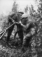 Войны (боевые действия) - Советские солдаты наводят 120-мм миномет на позицию противника