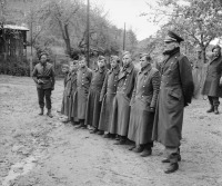 Войны (боевые действия) - Немецкий майор и молодые солдаты 13-16 лет,захваченные британскими военнослужащими возле г.Гестхахт,Германия