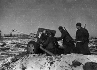 Войны (боевые действия) - Расчет советской 76 мм дивизионной пушки ЗИС-3 на позиции