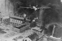 Войны (боевые действия) - Американский бомбардировщик В-24 