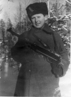Войны (боевые действия) - Партизан-подросток Коля Любичев с трофейным  немецким пистолетом-пулеметом МР-38