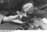 Войны (боевые действия) - Немецкий фотограф за чисткой фотоаппарата Лейка РК670