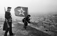 Войны (боевые действия) - Моряки-десантники водружают флаг над освобожденной Керчью