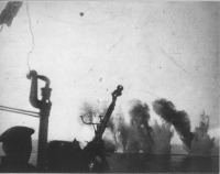 Корабли - Расчет зенитного пулемета лидера эсминцев «Ташкент» на фоне разрывов от вражеских авиабомб