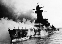 Корабли - Горящий в устье реки Ла-Платы немецкий тяжелый крейсер («карманный линкор») «Адмирал граф Шпее»