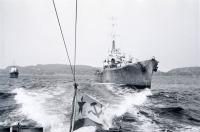 Корабли - Катер «морской охотник» Северного флота сопровождает английские военные корабли