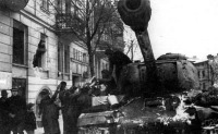 Познань - Жители Познани приветствуют советских танкистов-освободителей.