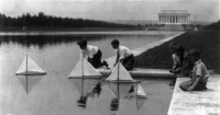 Вашингтон - Children with sailboats at Reflecting Pool; Lincoln Memorial in background, Washington, D.C. США , Вашингтон (округ Колумбия)