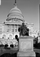 Вашингтон - Detail, West Front, central section, portico and dome (statue of John Marshall in foreground) США , Вашингтон (округ Колумбия)
