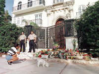 Майами - 16.07.1997. Майами-Бич. Приношения на месте убийства Джанни Версаче.