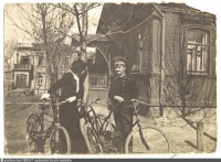 Рязань - Александра Святоозерская с другом брата около собственного дома