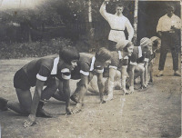 Рязань - Рязань. Девушки на старте беговой дорожки. Занятие в Доме физической культуры в городском парке.