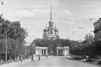 Рязань - Триумфальные ворота, колокольня и Успенский собор