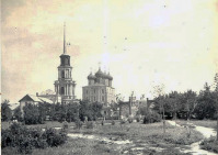 Рязань - Вид на со­бо­ры ря­зан­ско­го Крем­ля из скве­ра на Со­вет­ской(Ильин­ской) пло­ща­ди.