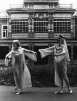 Рязань - Танцовщицы-народницы у Дома народного творчества.