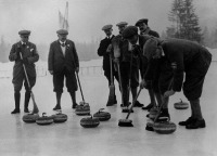 Спорт - Первая зимняя Олимпиада в 1924 году в Шамони, Франция.   Кёрлинг .