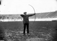 Спорт - Британский лучник Уильям Дод участвует в 1908 Олимпиаде в Уайт-Сити