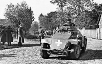 Военная техника - Германский бронеавтомобиль Sd.Rfz.221 на улице польской деревни. Сентябрь 1939 года