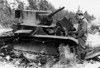 Военная техника - Немецкий солдат осматривает разбитый танк Т-26. Группа армий «Центр», июнь 1941 года