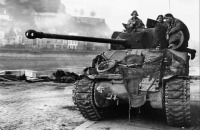 Военная техника - Вооруженный мощной 17-фунтовой пушкой «Шерман файэфлай» был наиболее эффективным средством борьбы с немецкими танками