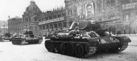 Военная техника - Танки Т-34 идут по Красной площади на параде 7 ноября 1941г.
