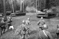 Военная техника - Учебная атака пехоты при поддержке тяжелых танков КВ-1