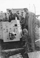 Военная техника - Немецкий генерал осматривает трофейное советское противотанковое орудие