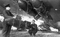 Военная техника - Авиатехники Ленинградского фронта за подготовкой бомбардировщика к очередному вылету