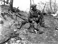 Военная техника - Американский солдат рядом с пулеметом Дегтярева