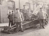 Военная техника - Колоритные германские артиллеристы у гаубицы 