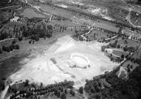 Арлингтон - Aerial view looking southwest at the partially finished Memorial Amphitheater in Arlington National Cemetery in Arlington County, Virginia, in the United States. Image was taken in 1919. США , Виргиния