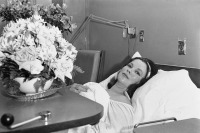 США - Ширли Темпл в больнице после операции. Ноябрь 1972 года.