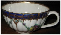 Предметы быта - Чайная чашка с орнаментами и фруктами