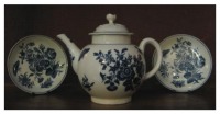 Предметы быта - Чайник и блюдца с синим рисунком
