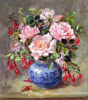Картины - Энн Коттерилл. Розовые розы и фуксия в голубой вазе с росписью. Воспоминания о лете