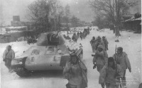Московская область - Советские войска на марше. Контрнаступление советских войск под Москвой. На танк нанесен зимний камуфляж, все бойцы в маскхалатах.