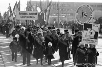 Биробиджан - На демонстрации - колонна чемпионов спартакиады завода «Дальсельмаш». 1983 год.