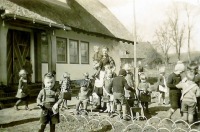 Калининградская область - Восточная Пруссия. Детский сад в Skirwiet   На переднем плане Peter Schlittke - сын почтальона