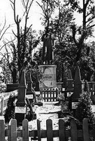 Калининград - Калининград (до 1946 г. Кёнигсберг). Могилы Советских солдат у памятника Шиллеру 1945 год.