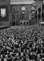 Калининград - Кёнигсберженки ликуют слушая Фюрера. 25 марта 1938 года.